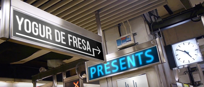 Yogur de fresa presents. Todos queremos que nos miren.